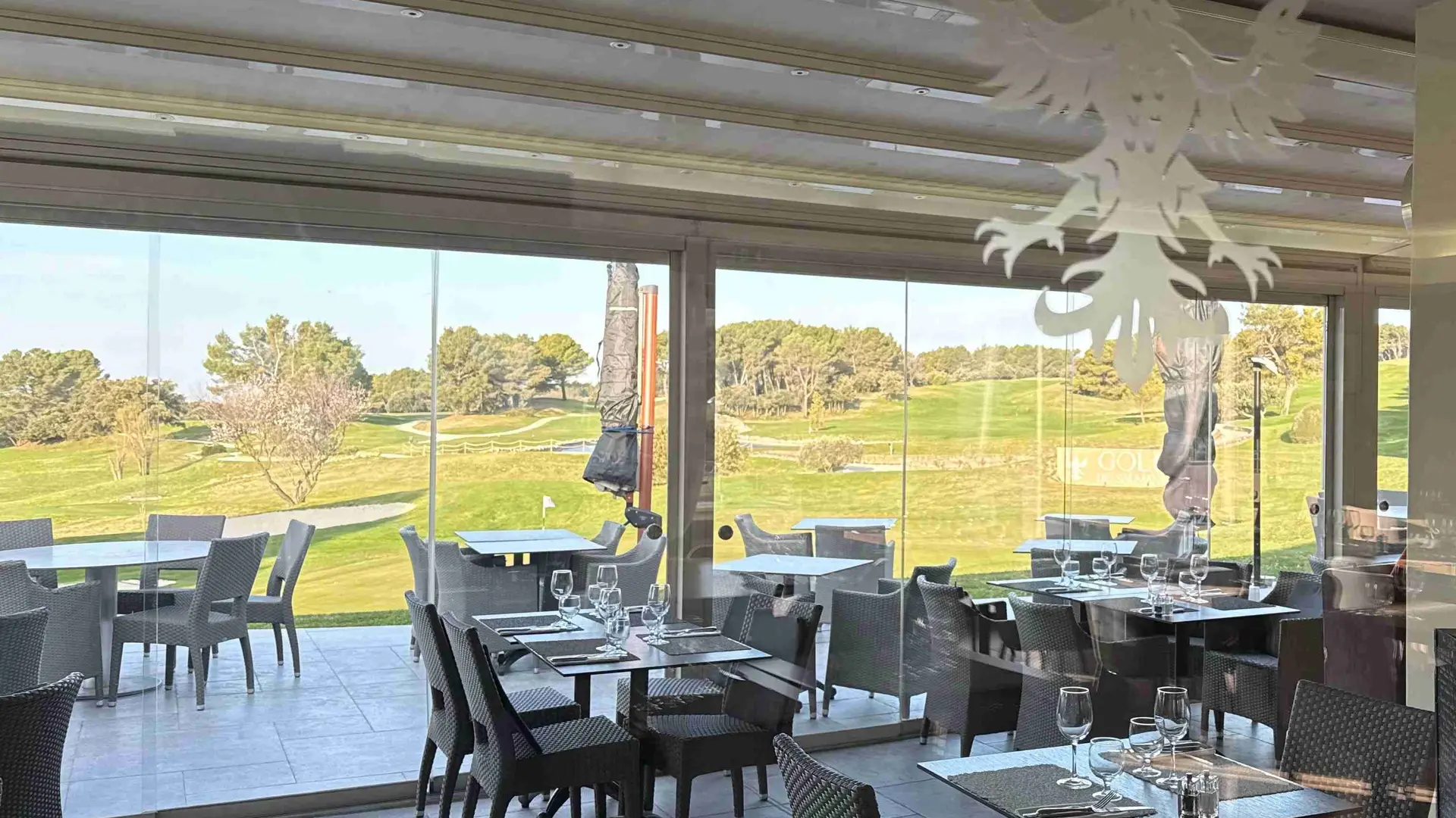 B2 Restaurant_Fontaine-de-Vaucluse salle de restaurant et baies vitrées