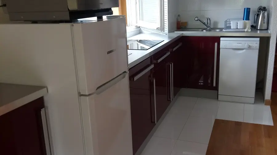 Coin cuisine moderne et lumineux, plaques électriques, fenêtres