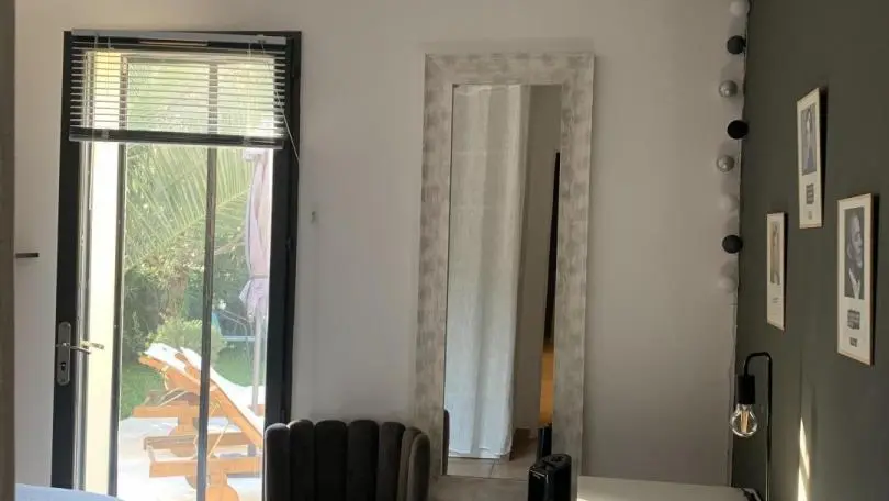 Chambre double lit 160, bureau et grande penderie et porte-fenêtre donnant sur la terrasse