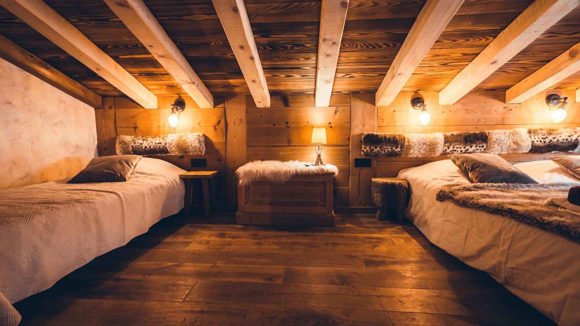 Grande chambre avec lit double et lit simple
