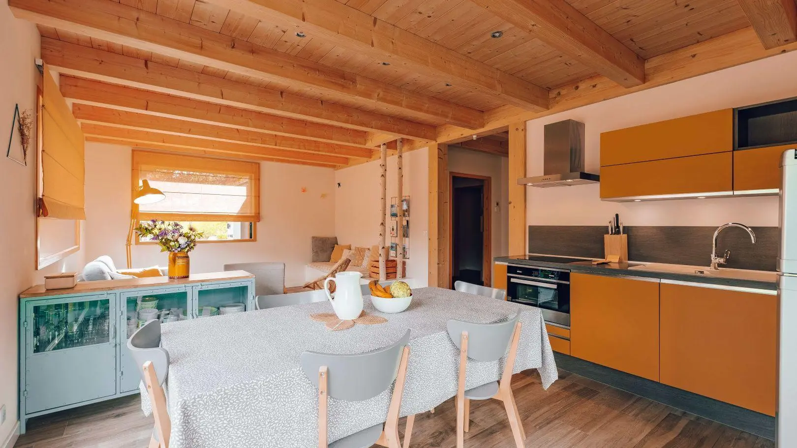 La cuisine toute équipée du chalet.