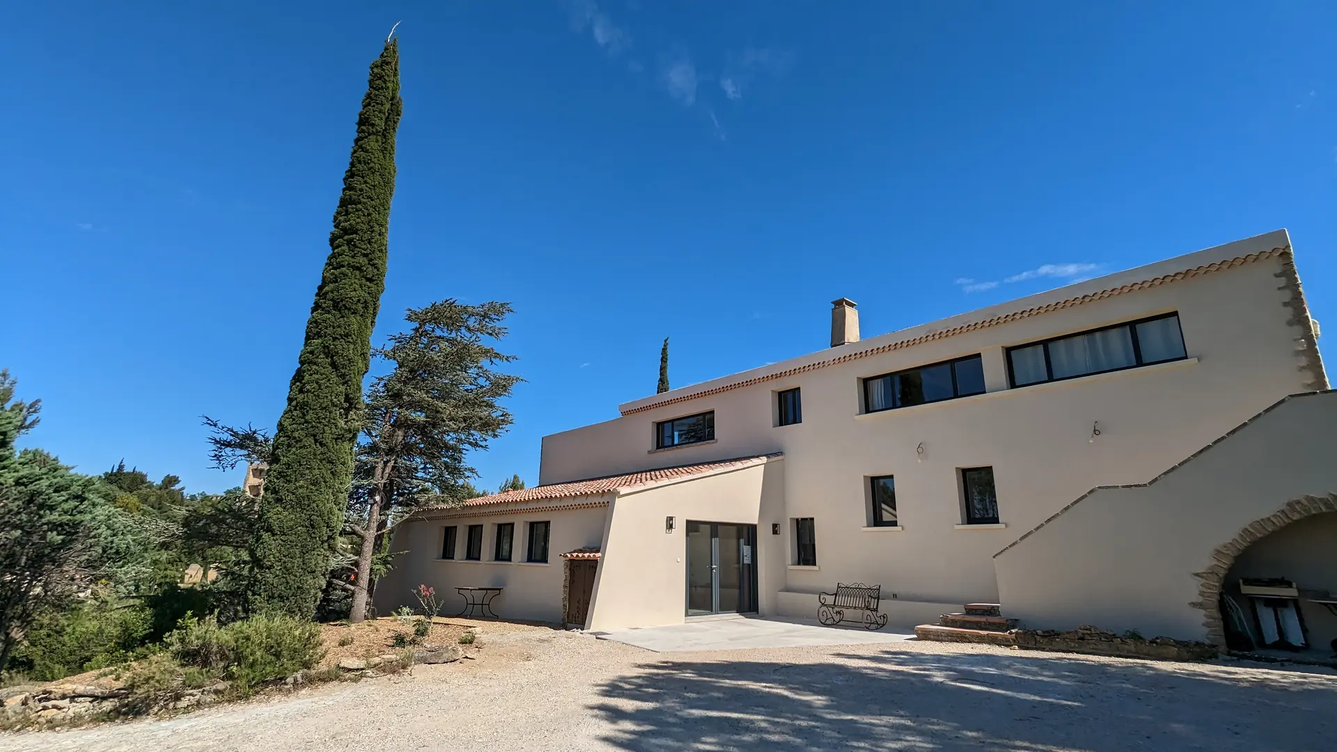 Vue nord de la maison avec le château en fond