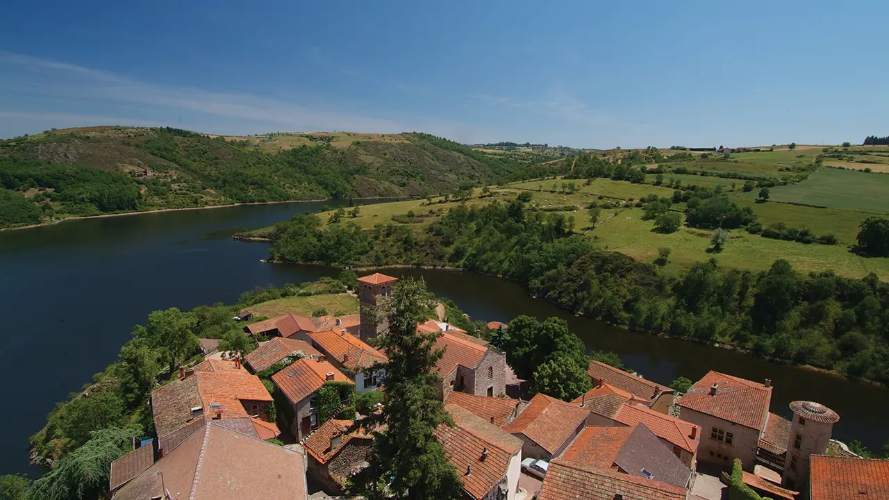 A proximité : Saint Jean Saint Maurice sur Loire mérite le détour et est classée en Village et Cité de Caractère