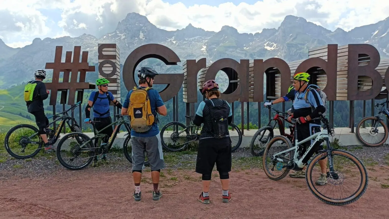 groupe de VTTistes devant le hashtag mon grand-bo