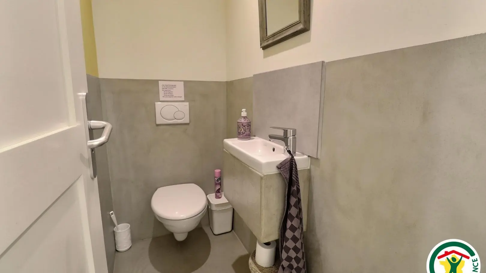 WC sur le pallier au niveau des chambres SOIE et INDE