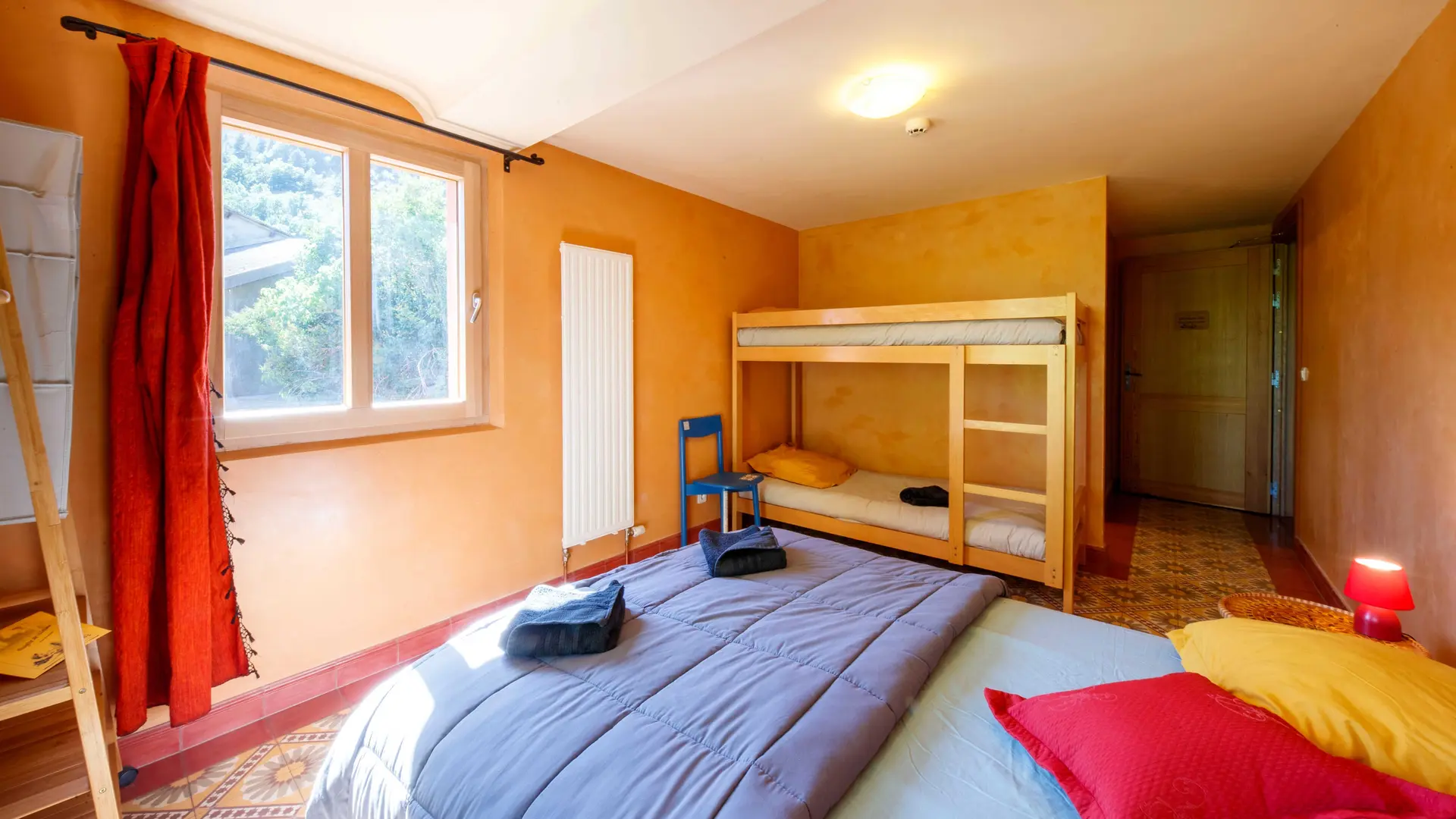 Chambre été Ecogite de Villeplane dans la réserve naturelle des gorges de Daluis - Gîte d'Etape et de Groupe Alpes-Maritimes