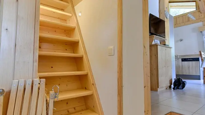 Escalier d'accès à la mezzanine
