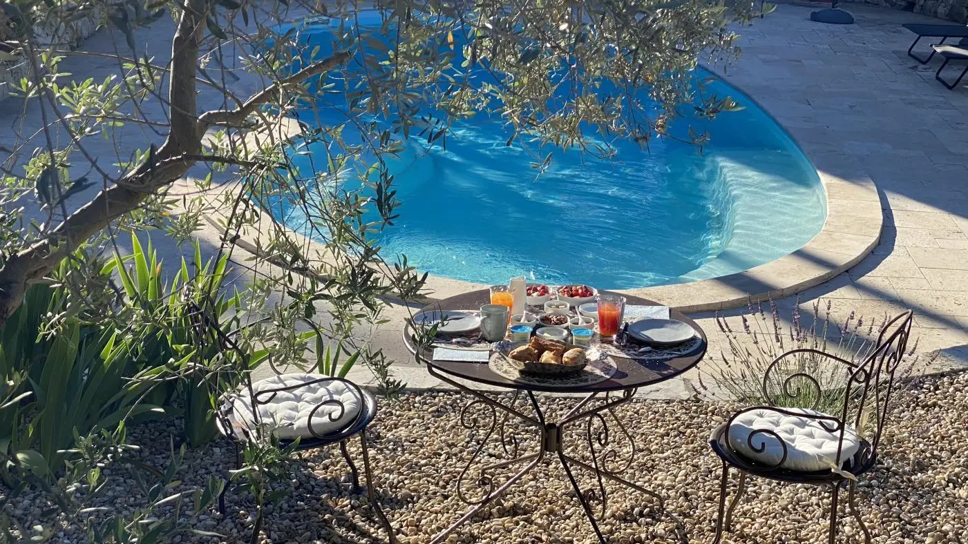 le petit déjeuner au bord de la piscine