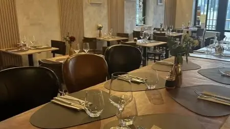 Au bon endroit_L'Isle-sur-la-Sorgue intérieur avec grande table