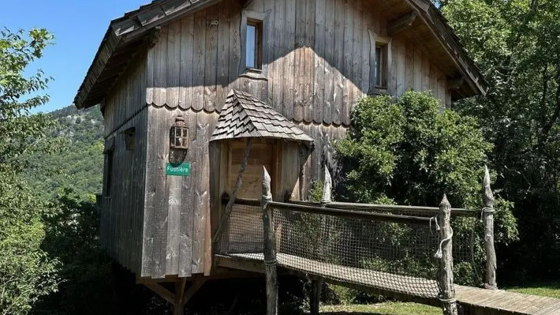 Vue sur la Fustière et sa passerelle pour accéder à l'intérieur.