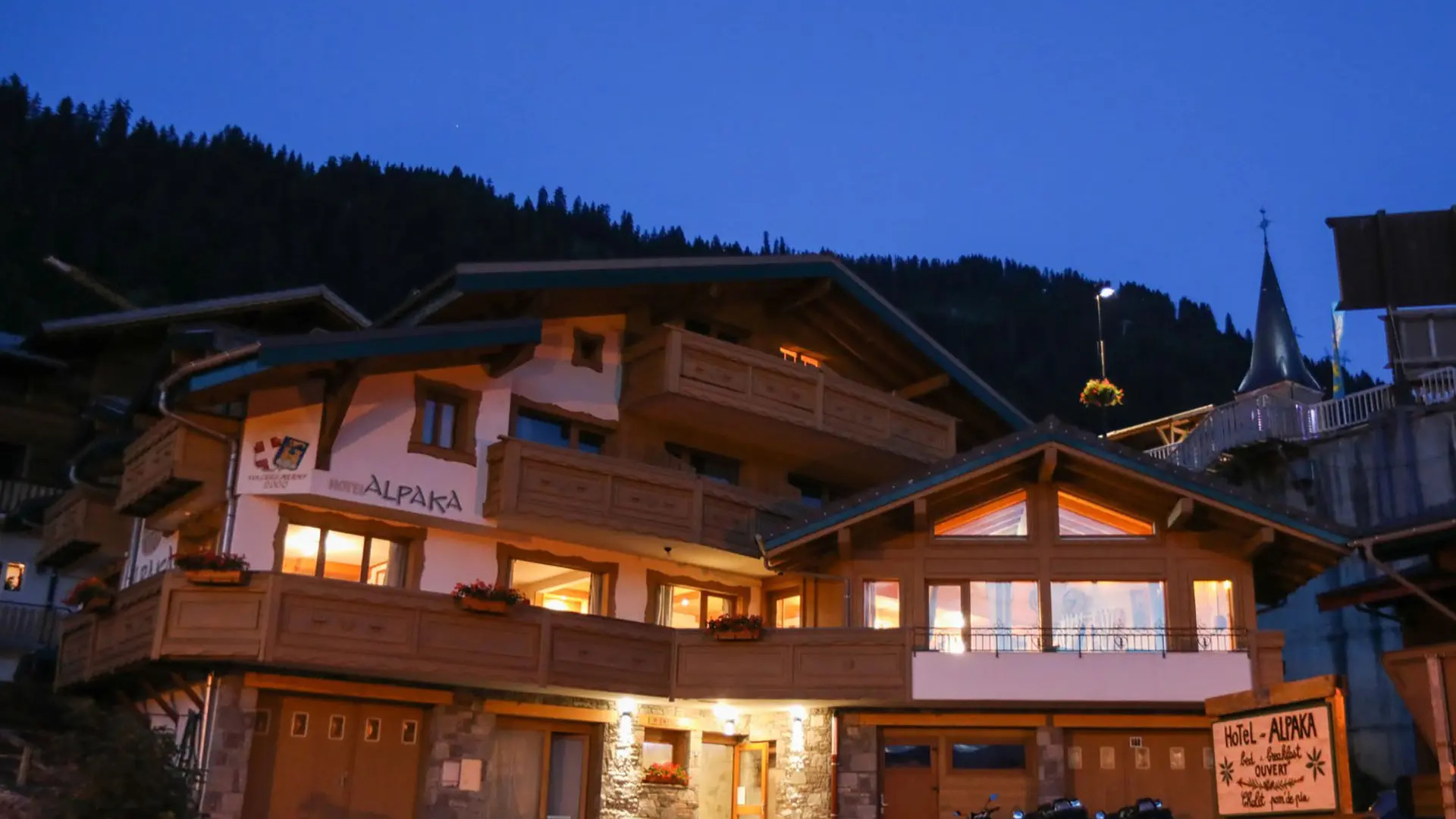 Hôtel Alpaka à Châtel au crépuscule pendant l'été