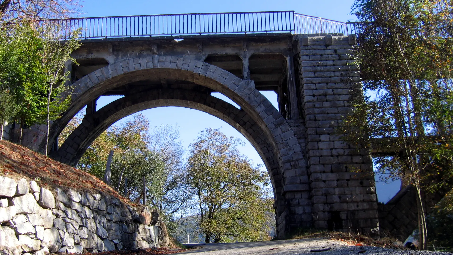 vue de la berge sous le pont