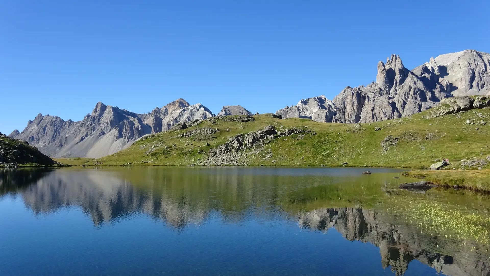 Le lac Long avec vue sur le massif des Cerces