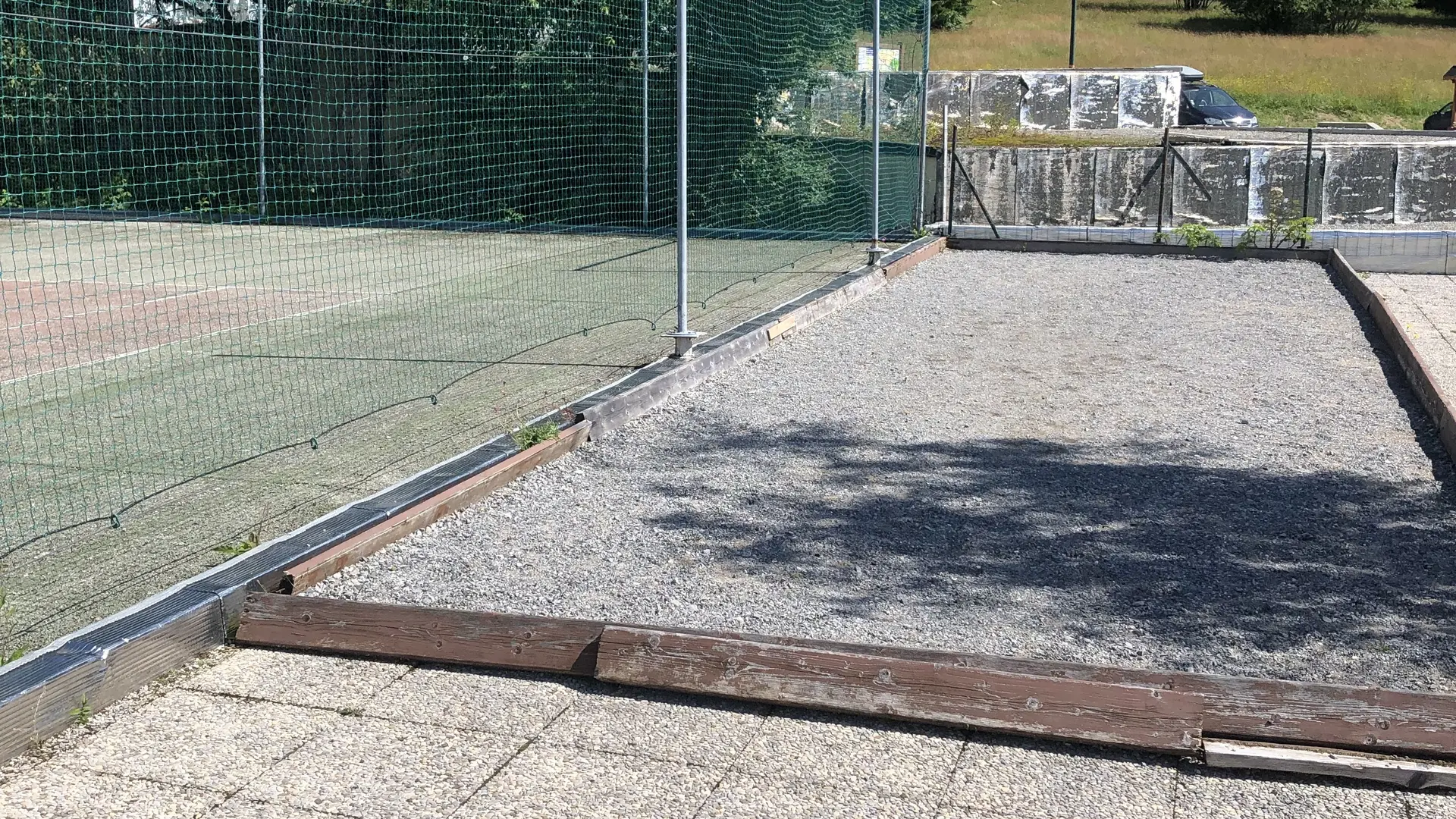 Tennis et pétanque dans la résidence