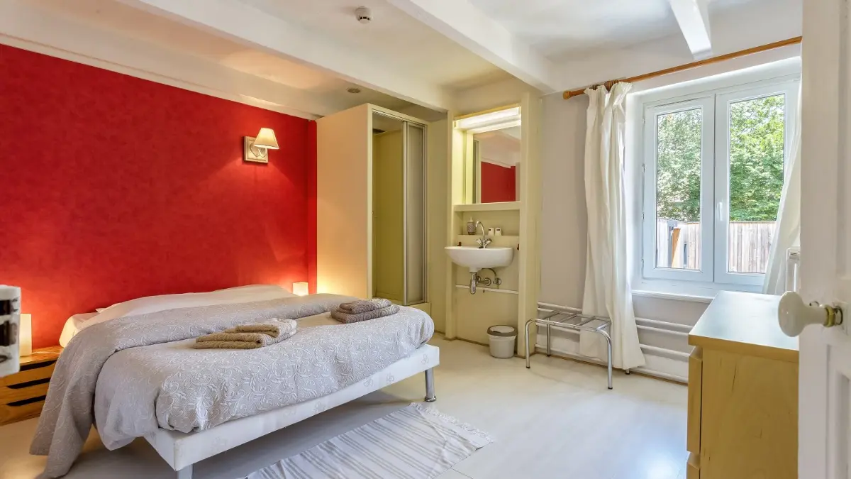 chambre N°10 1 lit double avec douche et lavabo
