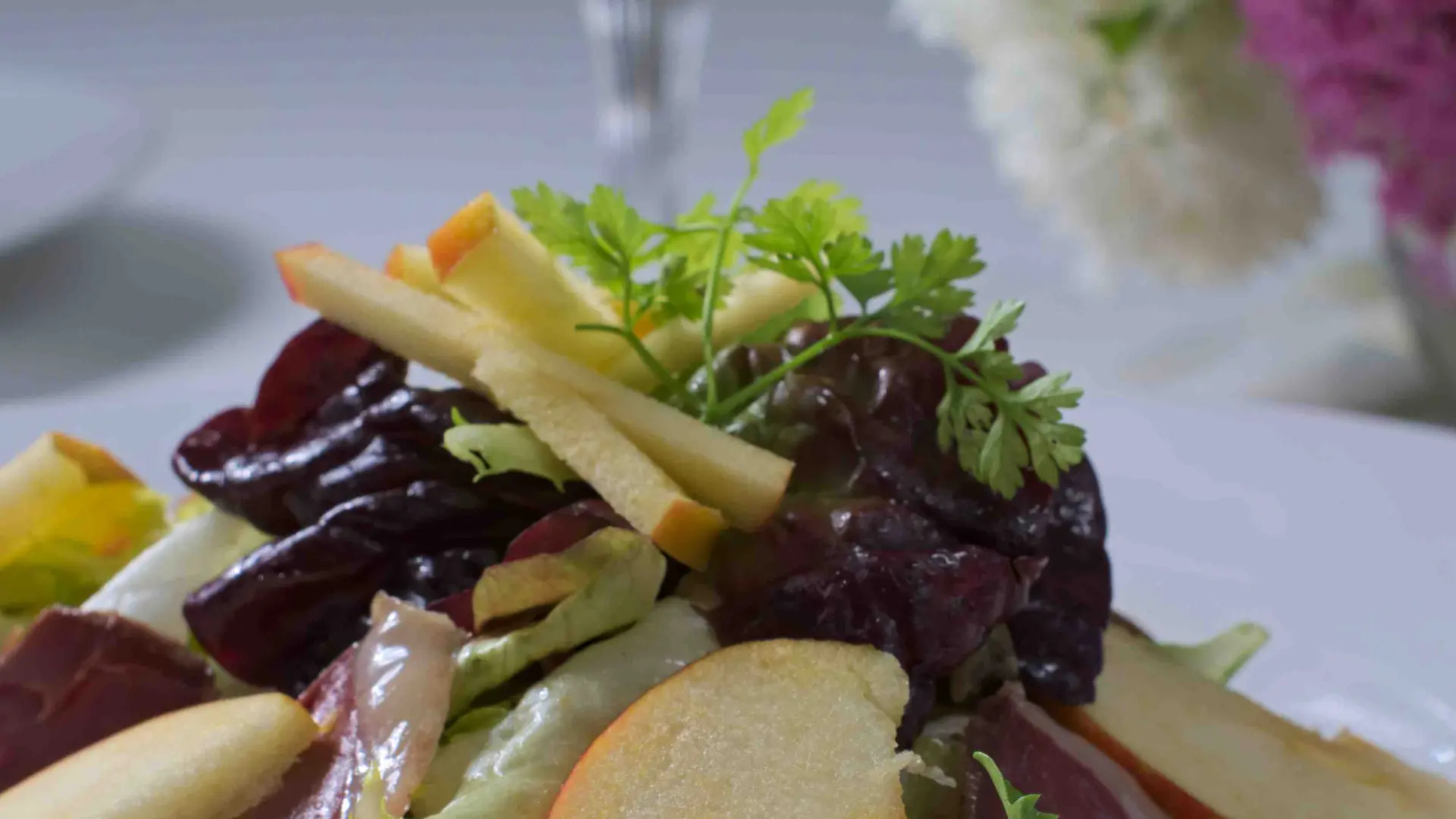 Salat Mit Entenbrust, Salat Und Dünnen Apfelspalten