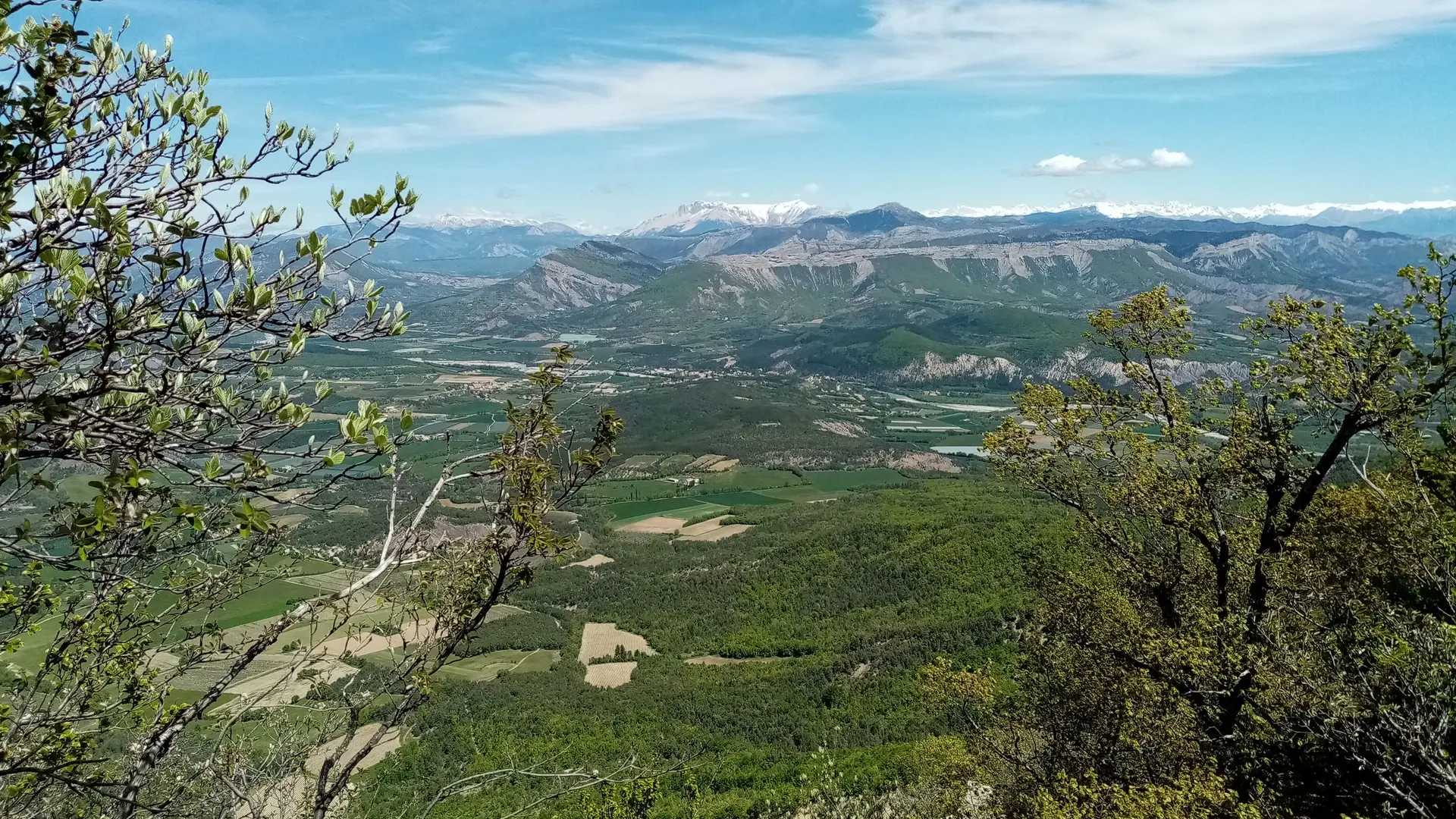 Vue dégagée jusqu'au massif du Dévoluy en arrière plan
