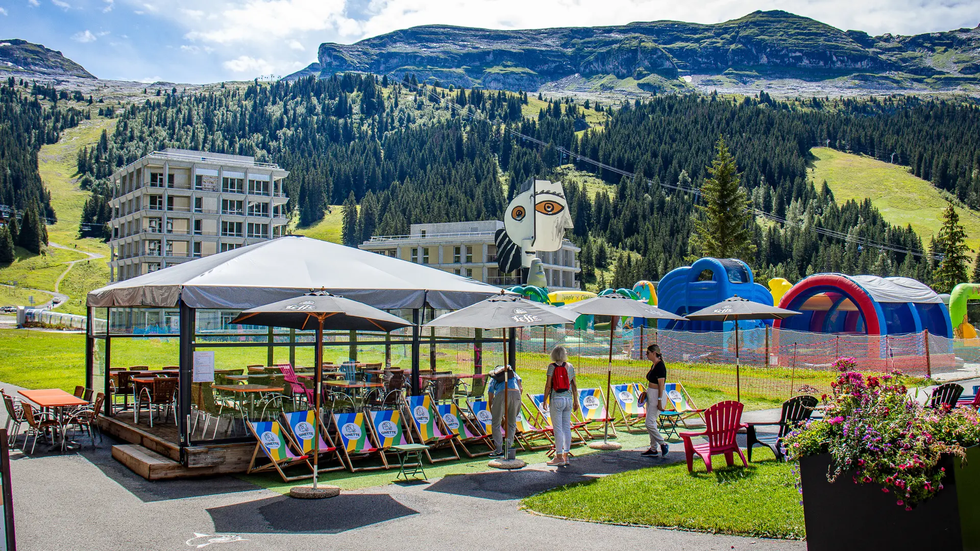 Het overdekte buitenterras met uitzicht op de springkastelen