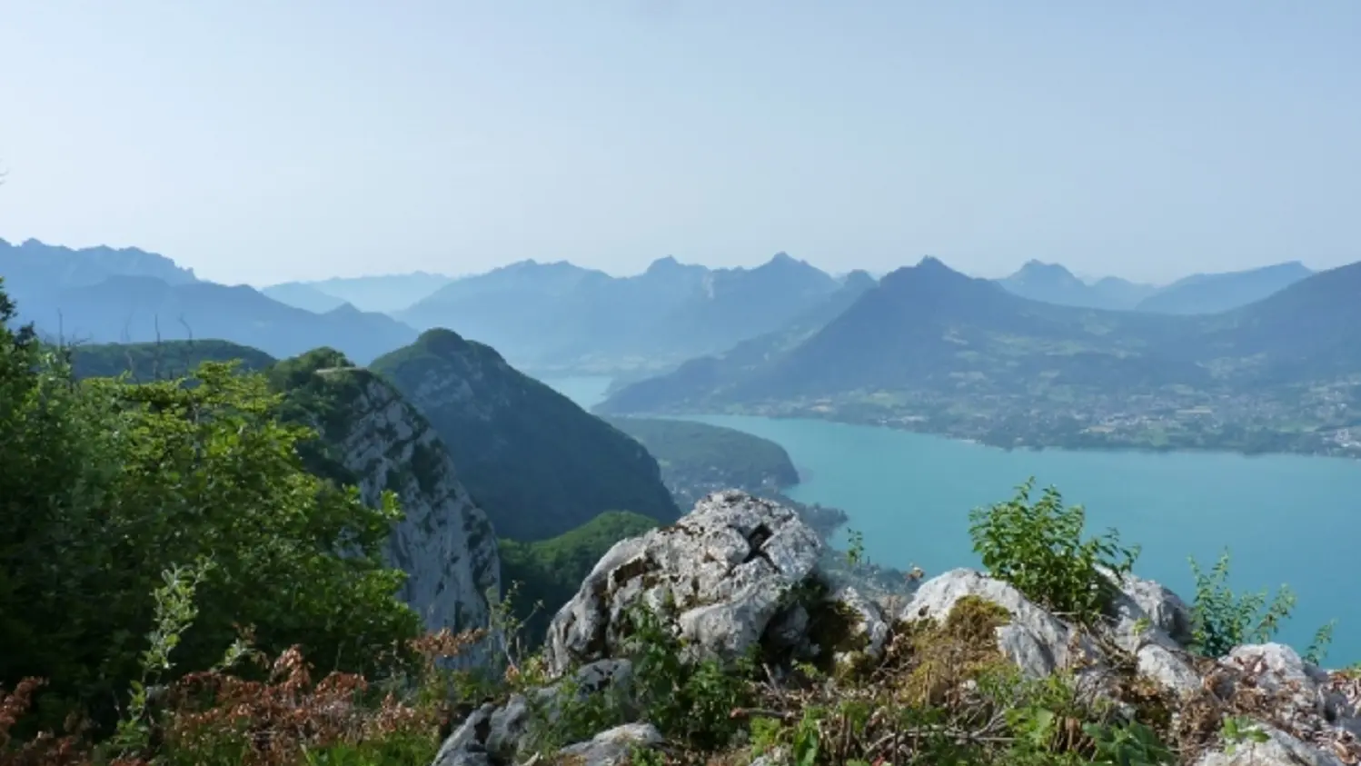 Vue sur le lac  annecy depuis le Mont Veyrier
