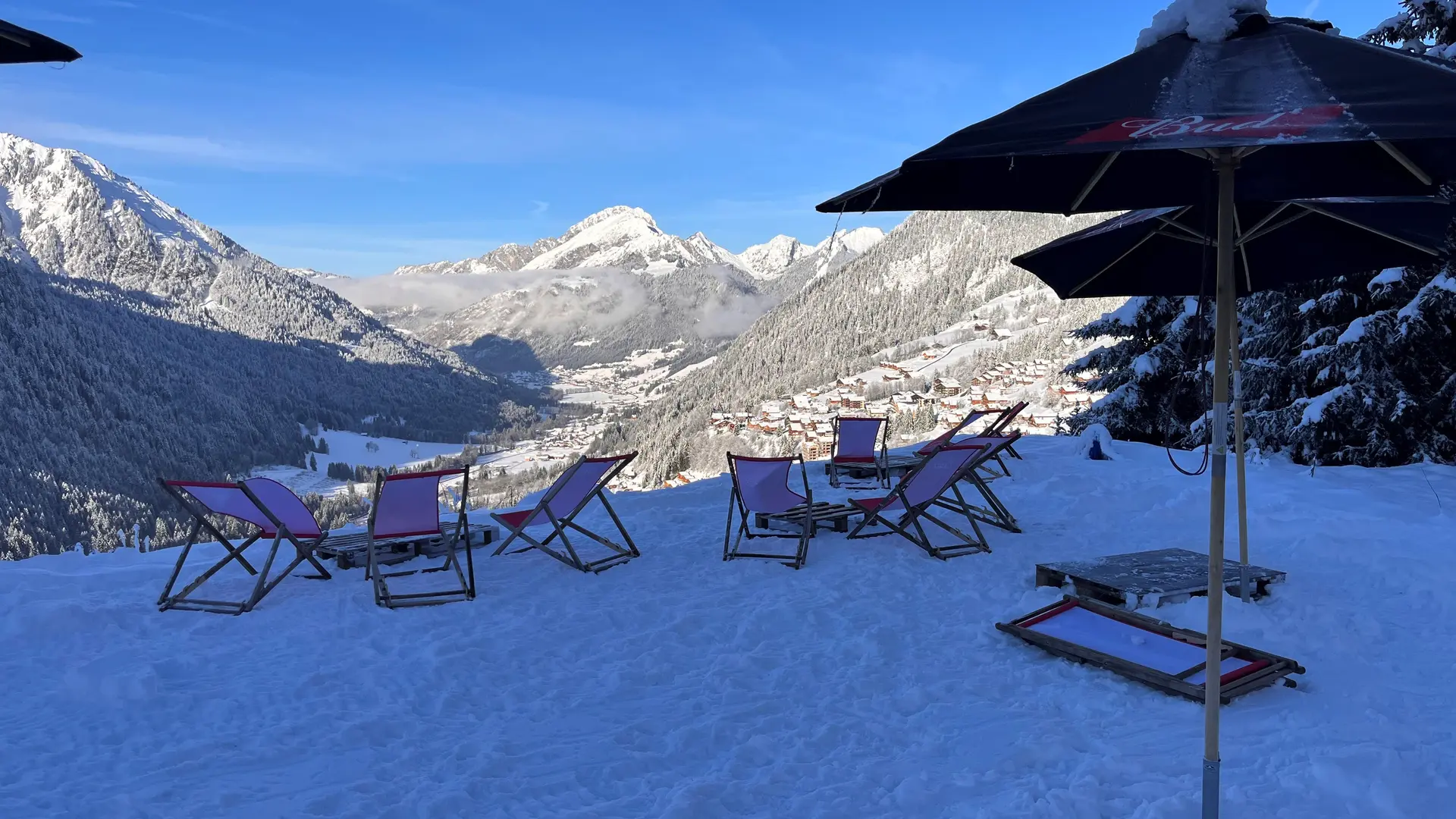 Terrasse avec vue sur la Vallée d'Abondance en hiver