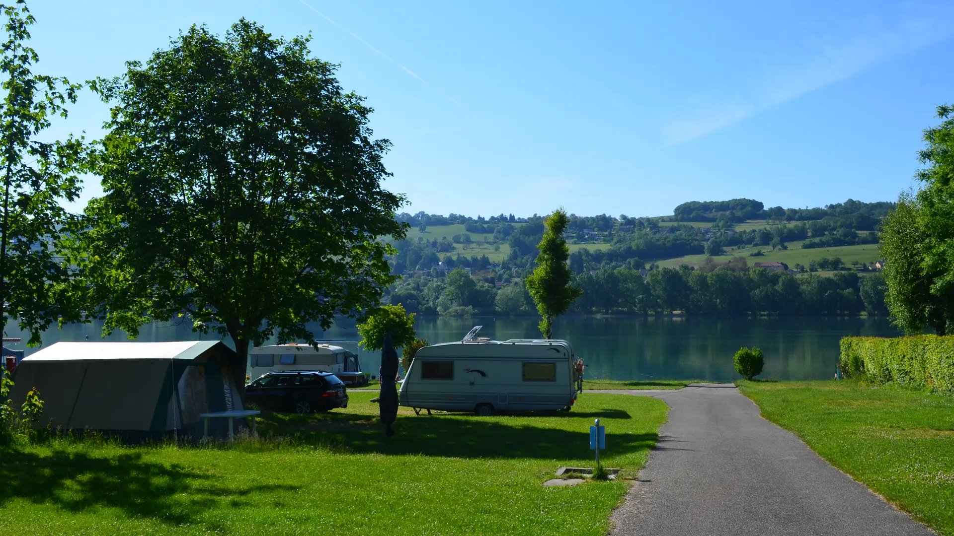 Vue sur le lac depuis le camping