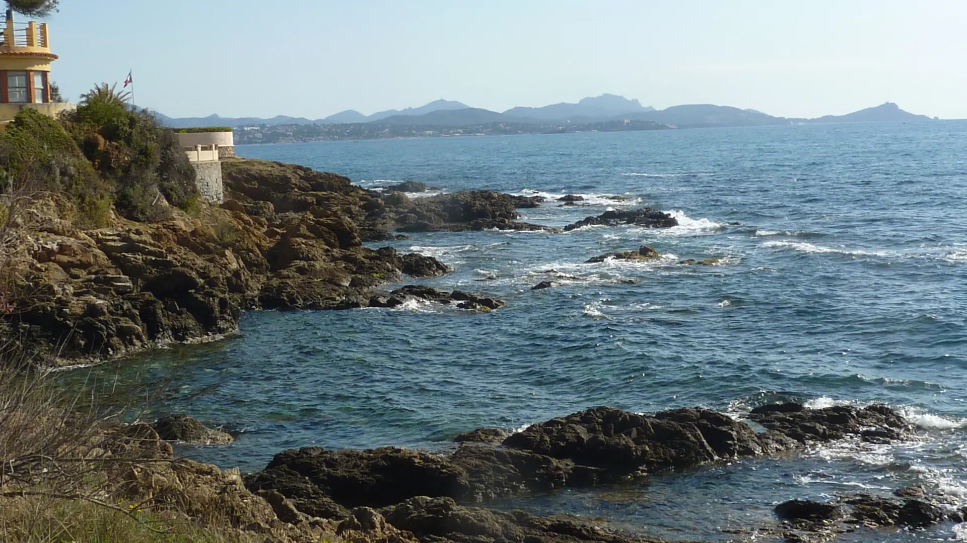 Capus Claude location meublée Fréjus sentier des douaniers