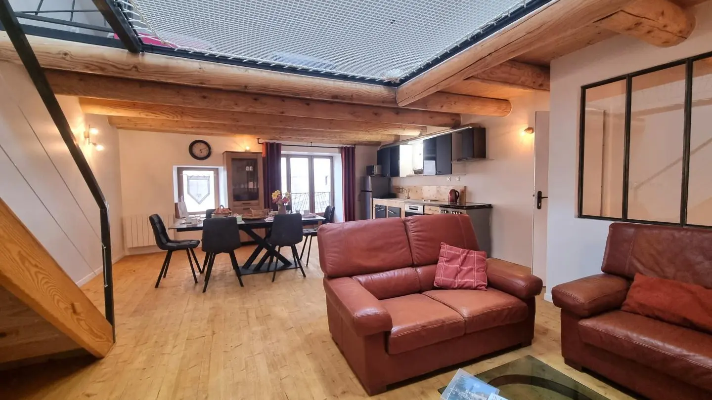 1er étage : pièce à vivre avec cuisine ouverte sur l'espace repas & le salon.