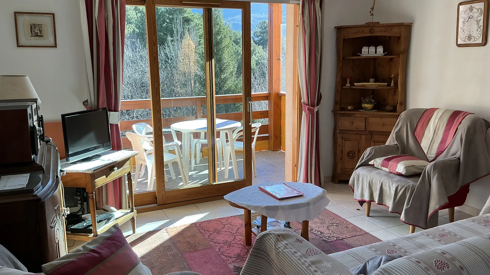 Salon et vue sur le balcon