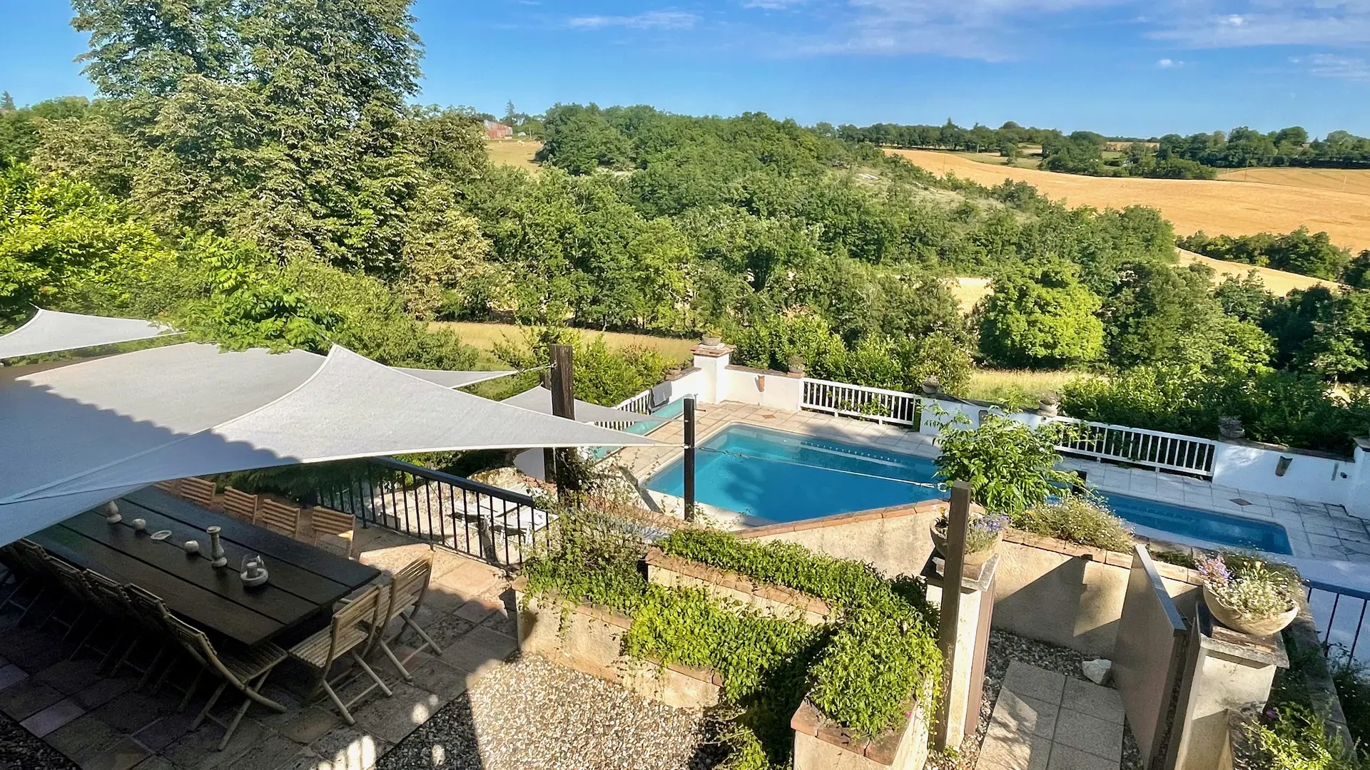 Vue jardin avec piscine