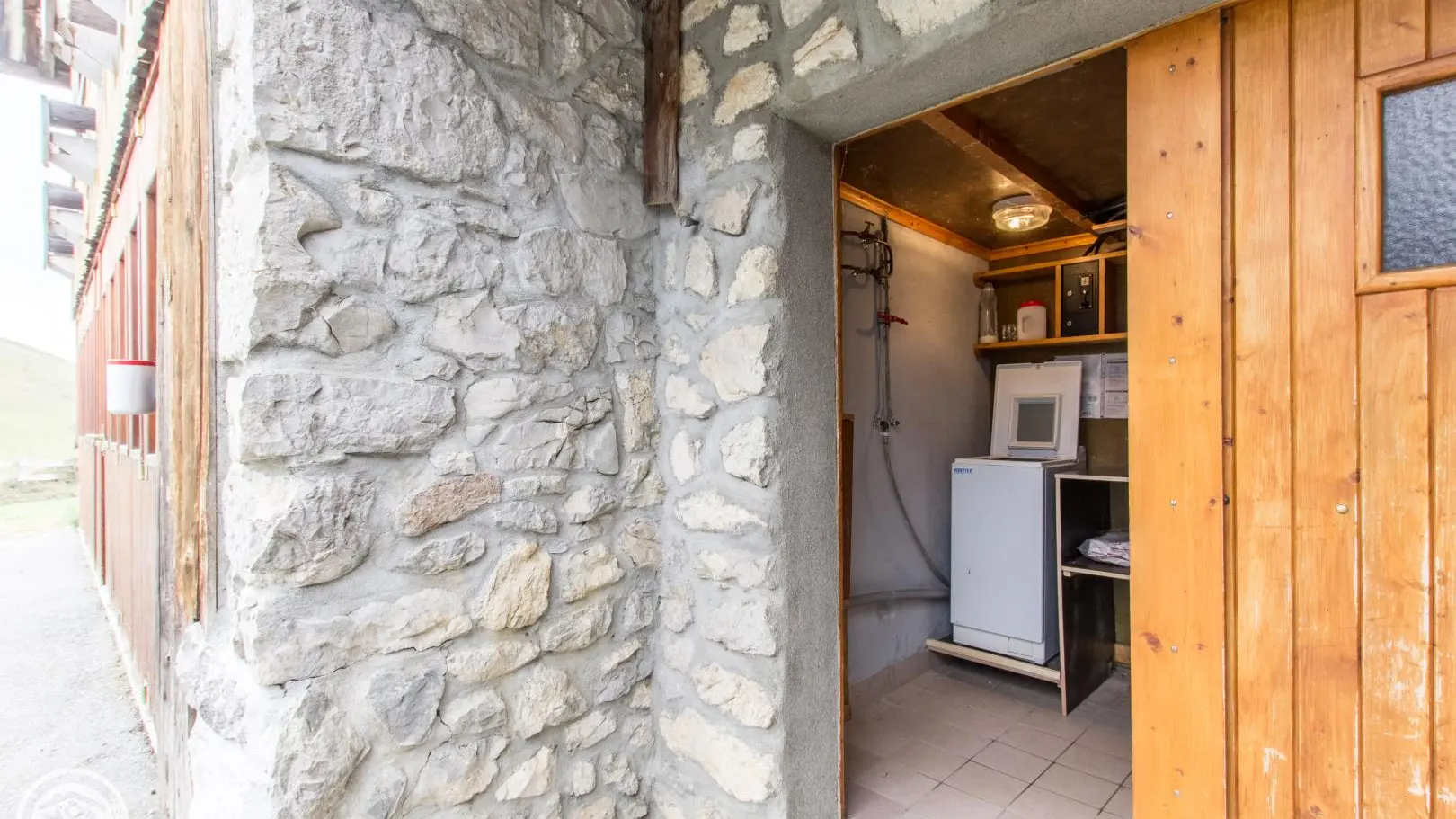 Espace buanderie commun au rez-de-chaussée (lave-linge avec système de jetons)