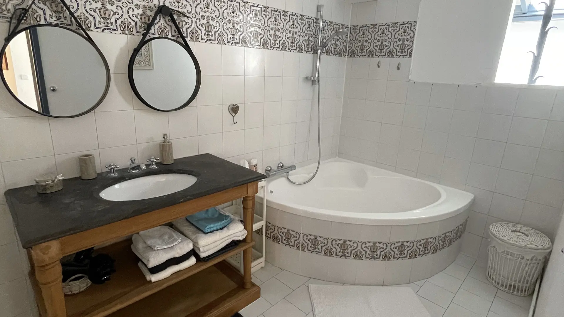 A l'ombre des oliviers_L'Isle-sur-la-Sorgue salle de bain