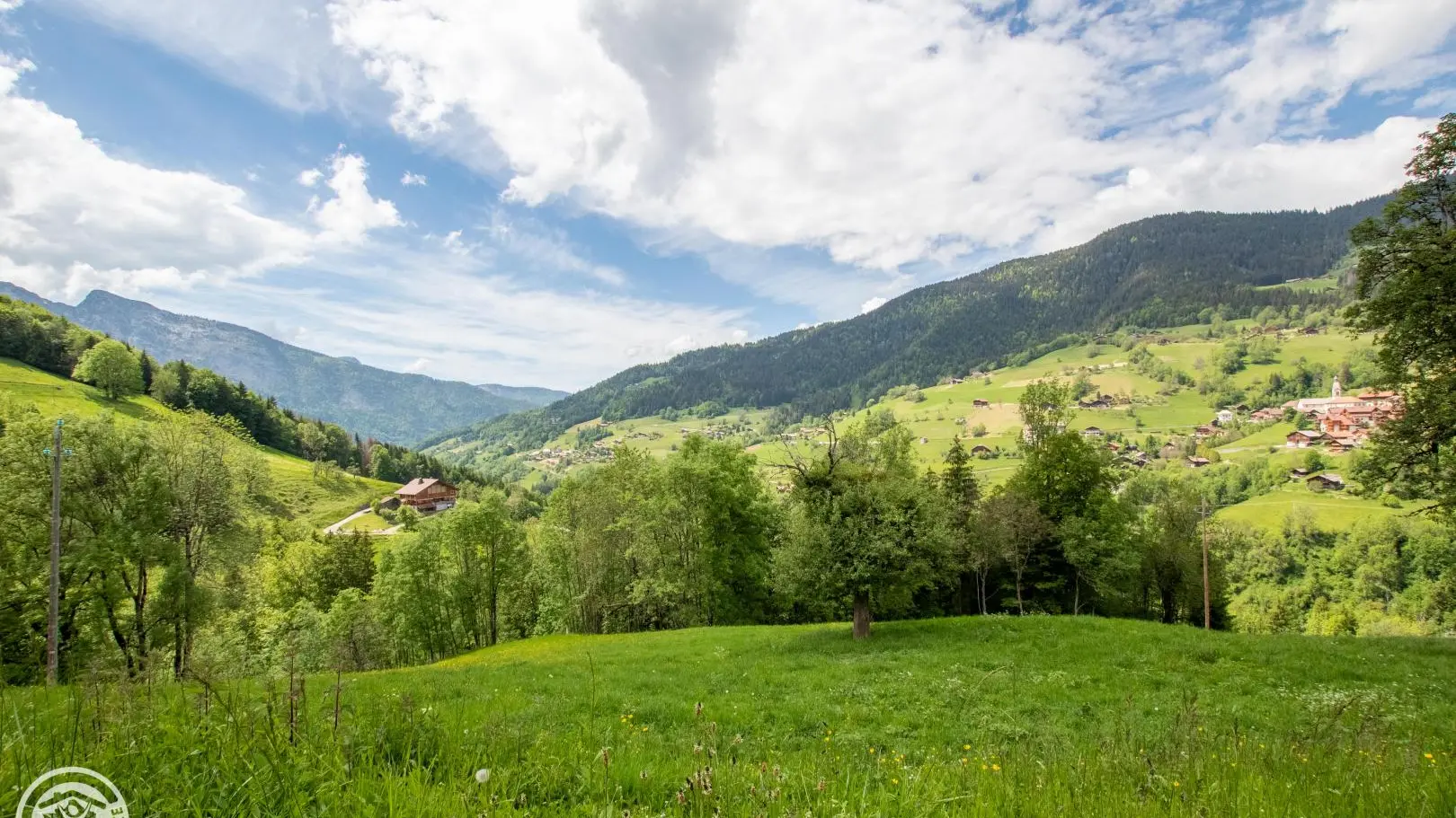 Vue panoramique du chalet sur la vallée de Manigod et son village authentique.