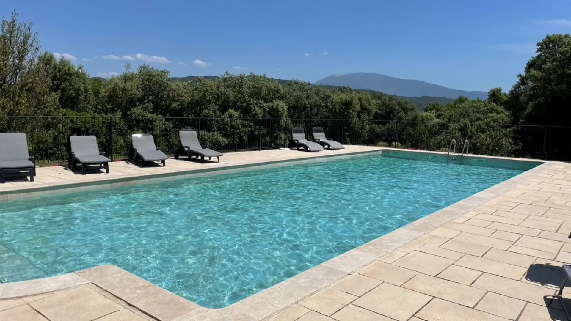 Piscine de 15 x 6 m commune aux 4 gîtes