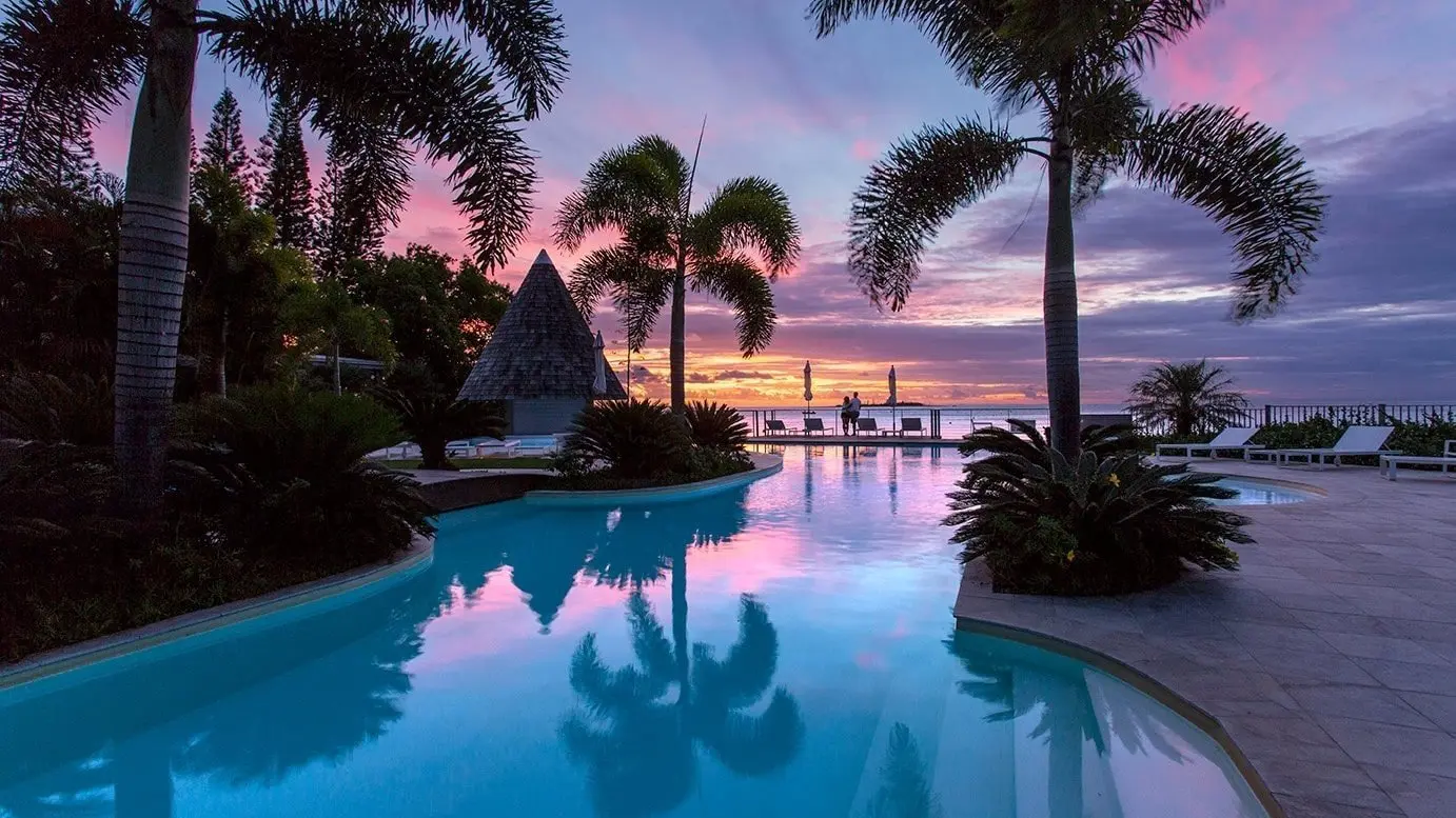 Vue de la piscine de l'hôtel au sunset