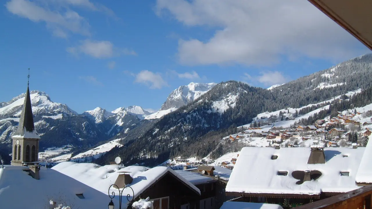 Vue sur les montagnes et le village