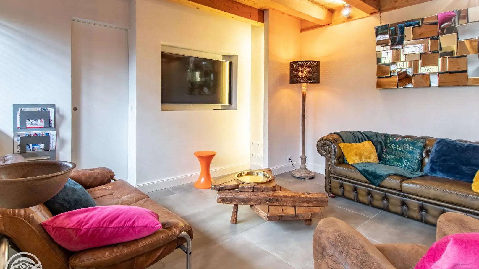 Salon / espace TV et accès buanderie