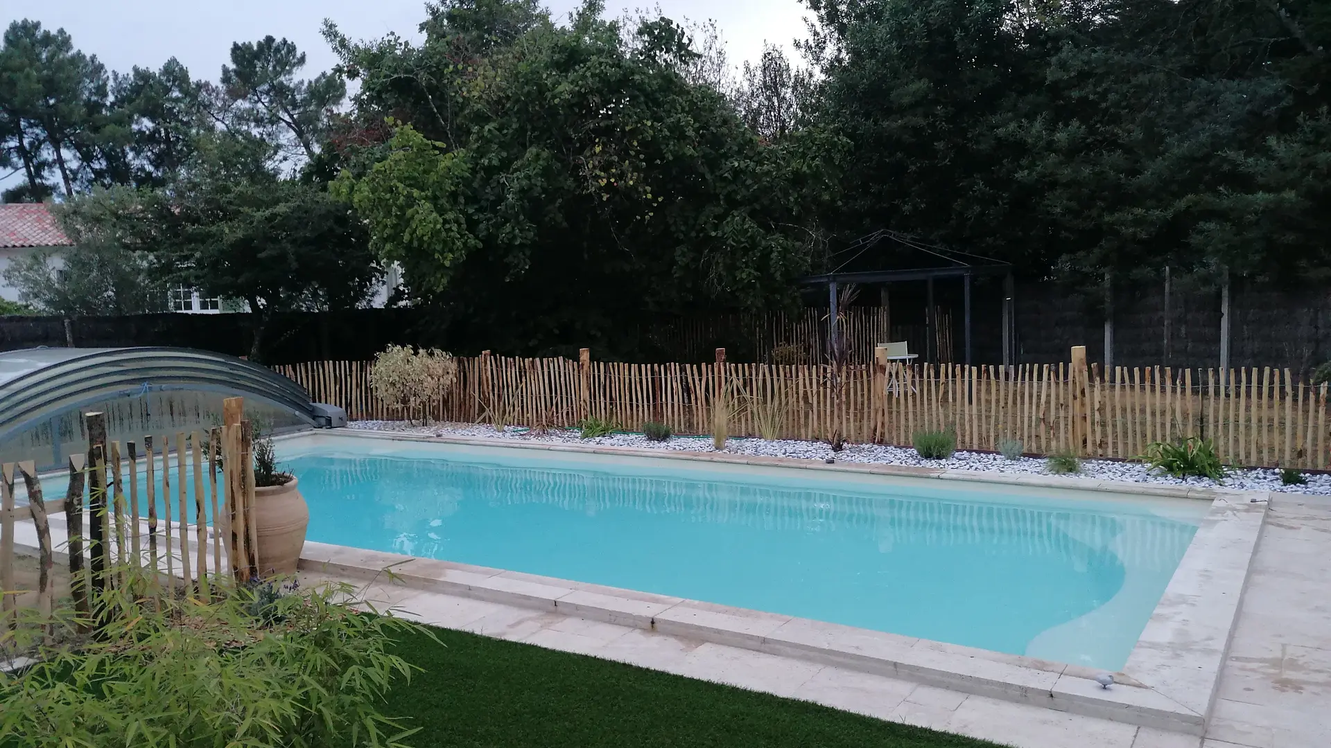 piscine avec le dôme replié