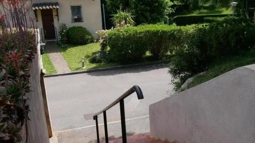 Gîte Chez Carla - Escalier d'accès à la maison -Peymeinade- Gîte de France Alpes-Maritimes