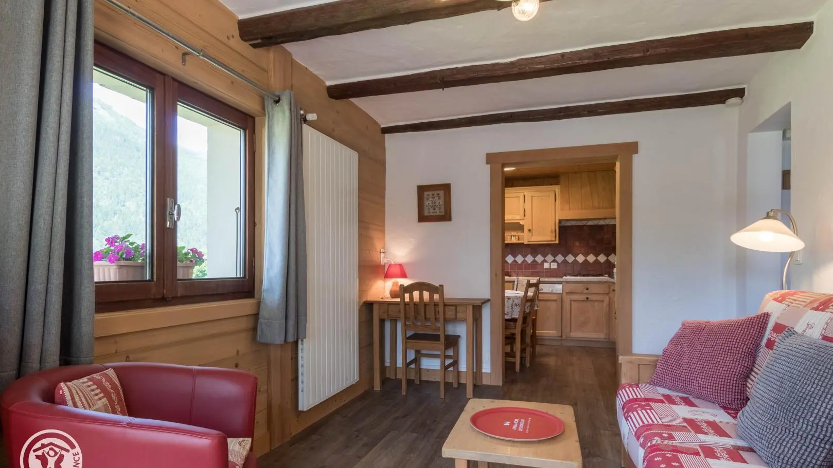 salle de séjour avec canapé convertible