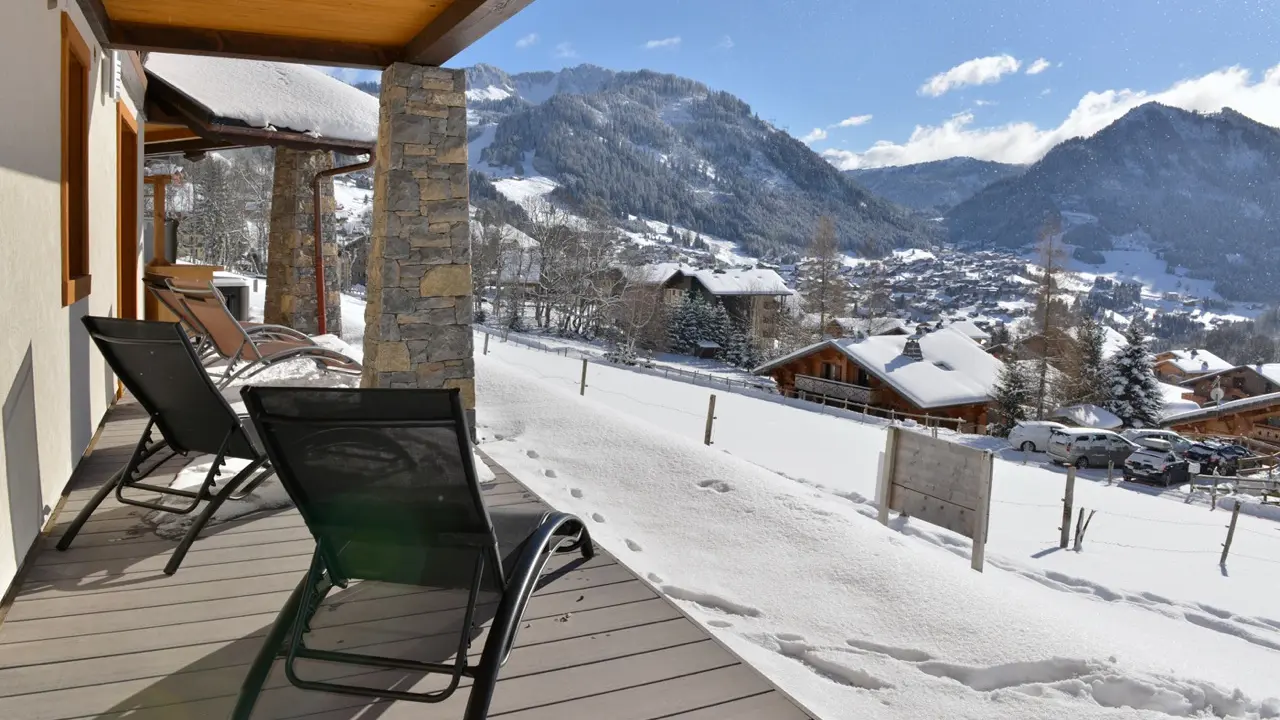 Terrasse rez de jardin extérieur, vue sur la station