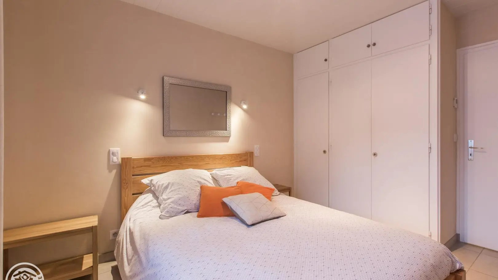 La chambre avec lit double de 140 cm