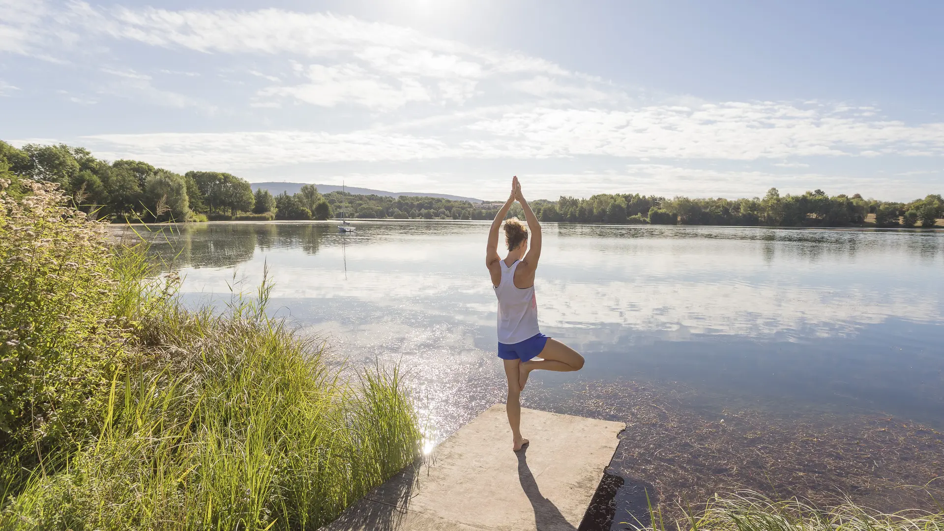 Bouvent yoga au bord de l'eau