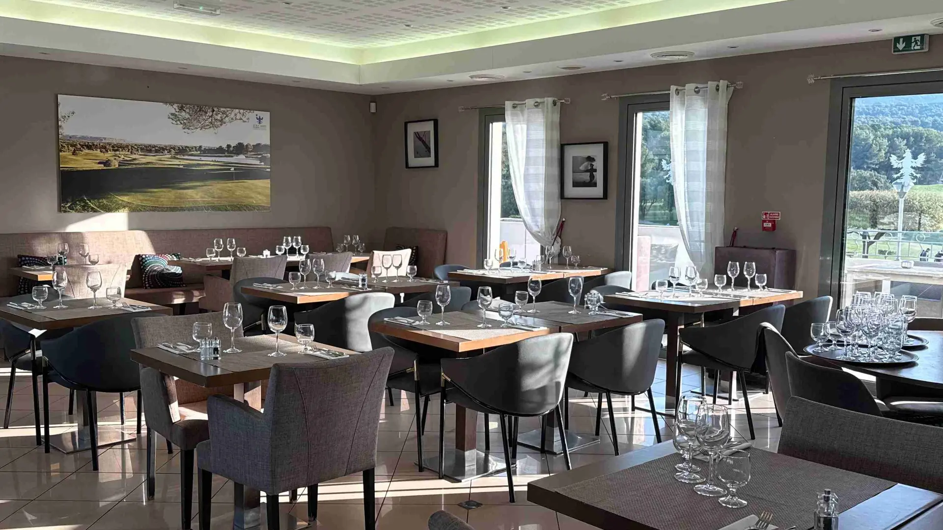 B2 Restaurant_Fontaine-de-Vaucluse  salle de restaurant