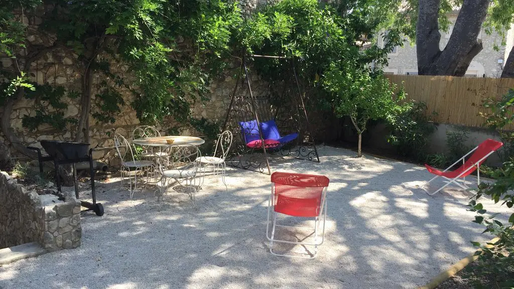 le jardin devant la maison donnant sur le village