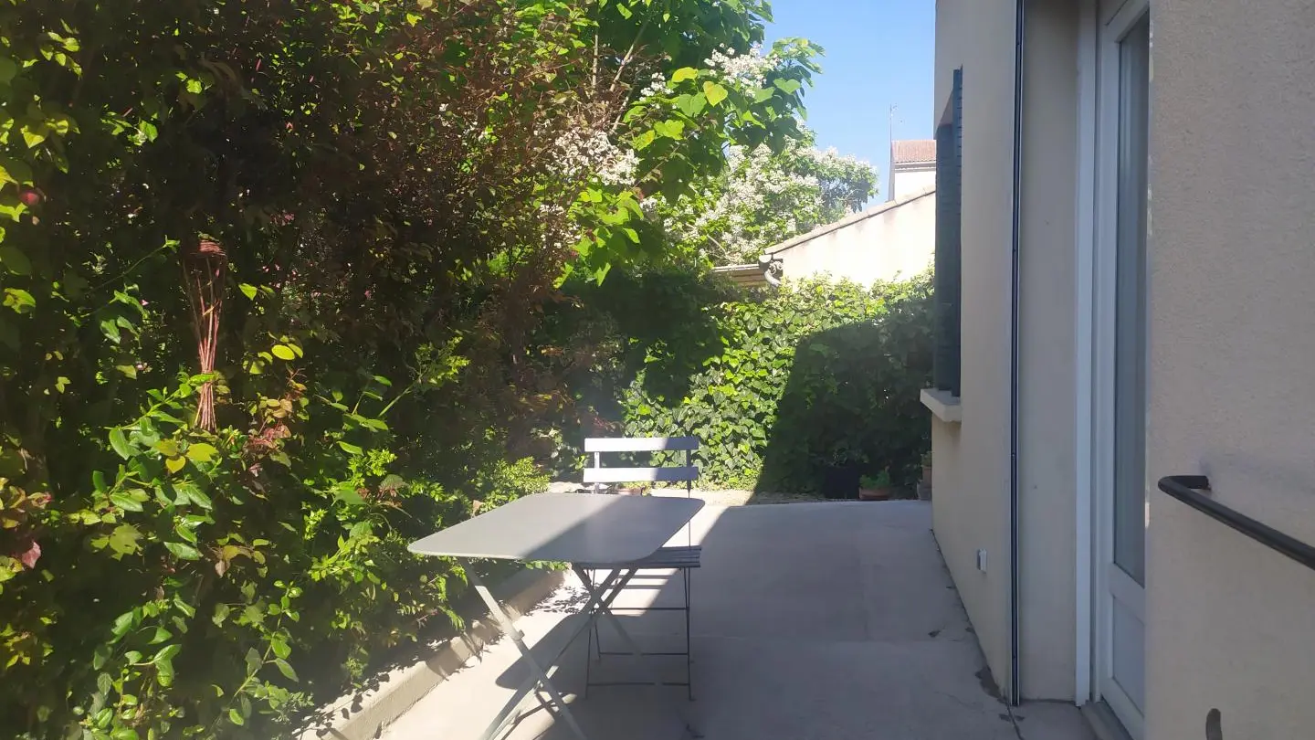 terrasse sud , ombragée très agréable pour le petit déjeuner et bien abritée