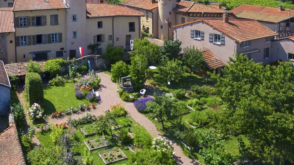 A proximité : Saint Haon le Châtel mérite le détour et est classée en Village et Cité de Caractère.