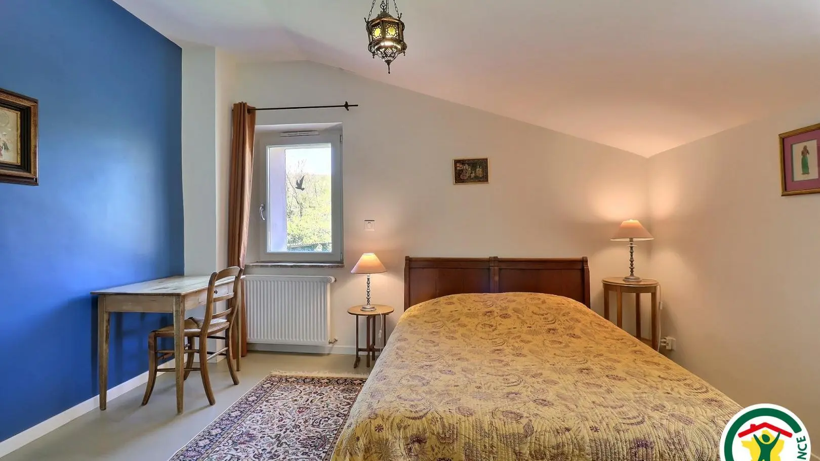 Chambre INDE avec un lit double (1x140x190), salle d'eau dans la chambre et wc sur le palier