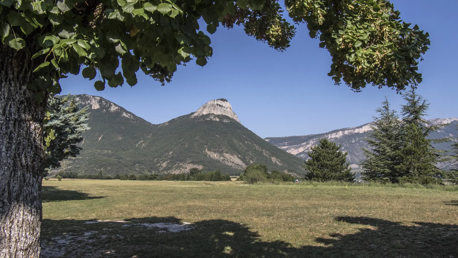 Le plateau de Lagrand dominé par le Montgarde