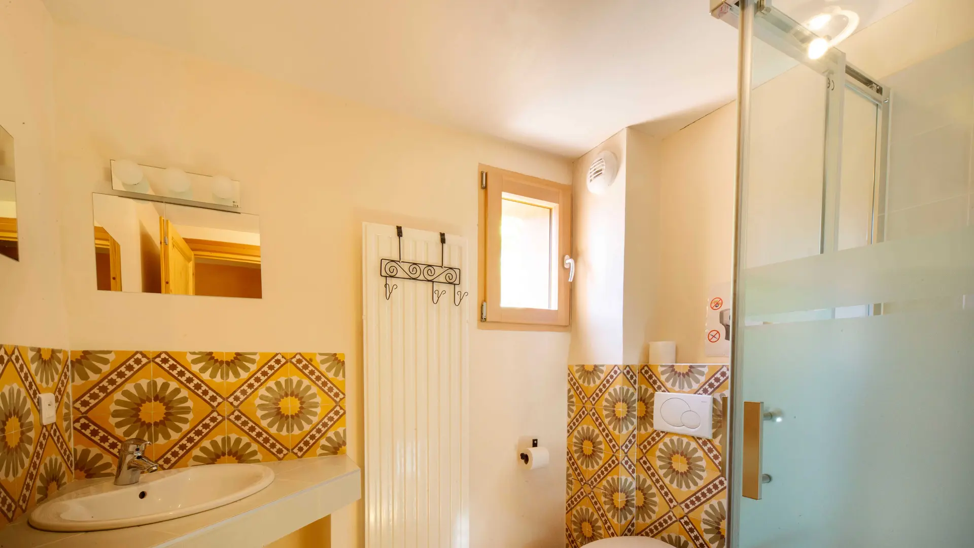 Salle de bains Chambre été Ecogite de Villeplane dans la réserve naturelle des gorges de Daluis - Gîte d'Etape et de Groupe Alpes-Maritimes