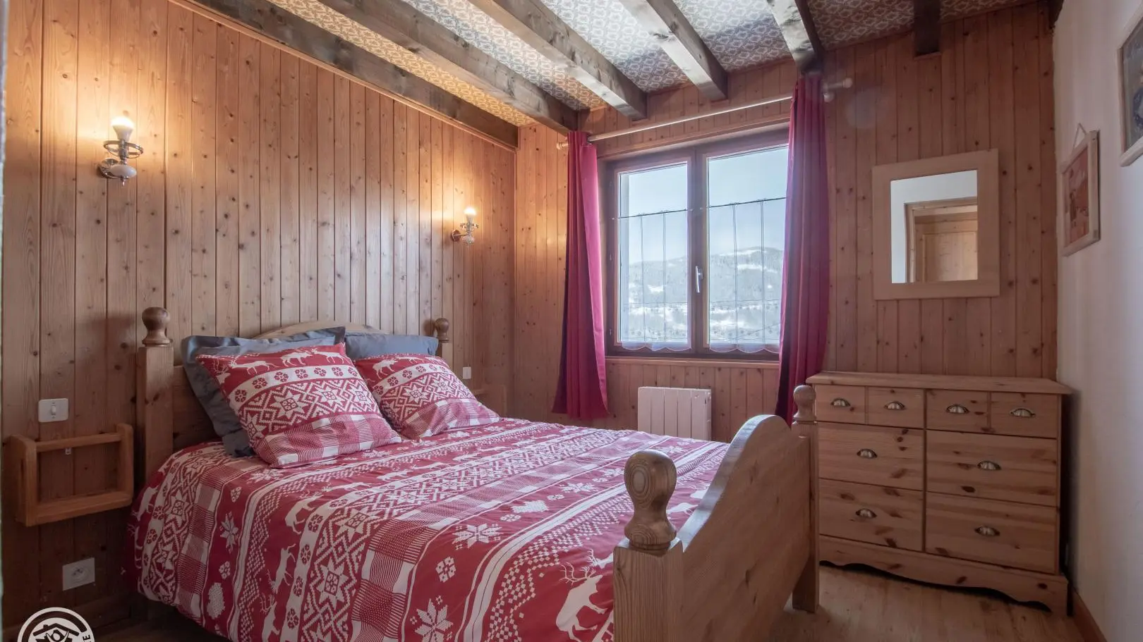 Au même niveau que la pièce de vie, chambre lit 2 personnes.